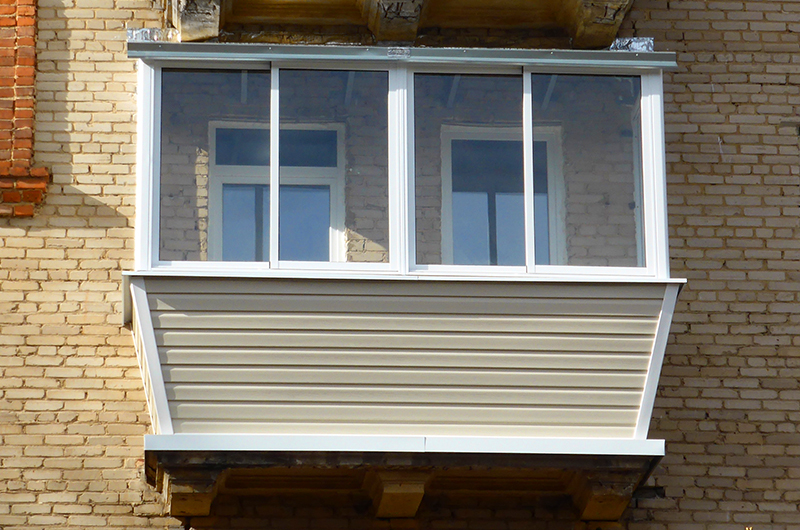 Холодное остекление балкона с выносом подоконника в Лобне