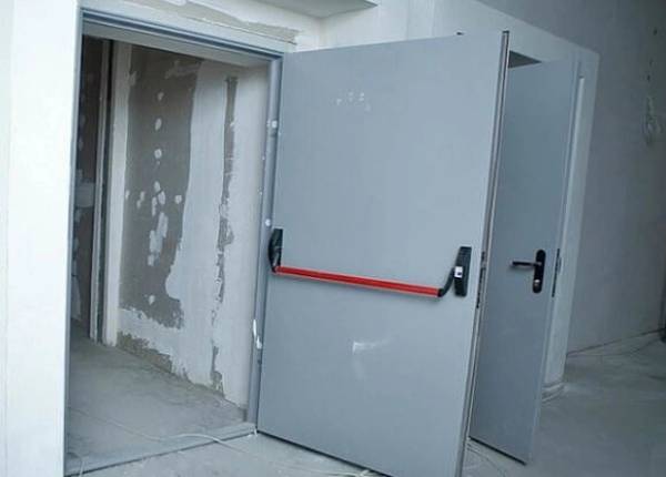 Противопожарная дверь на чердаке дома в Лобне