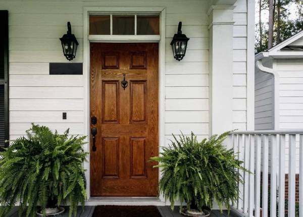 Деревянная дверь в дачном доме в Лобне