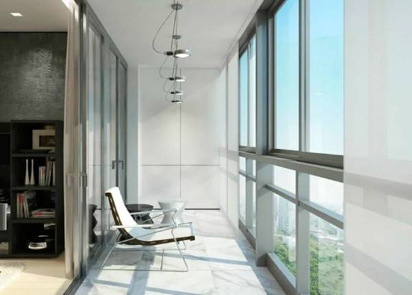 Французское остекление балкона с занавесками в Лобне