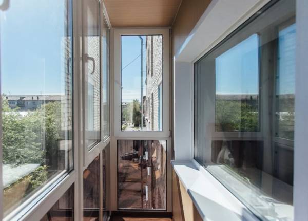 Панорамное остекление балкона на верхнем этаже