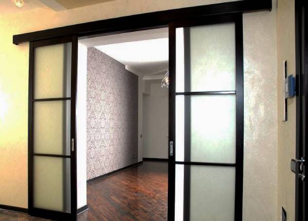 Параллельно-раздвижная дверь в квартире в Лобне