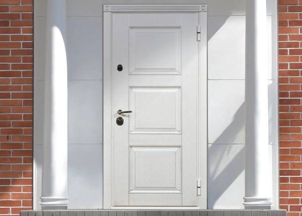 Входная дверь из пластика в дом в Лобне