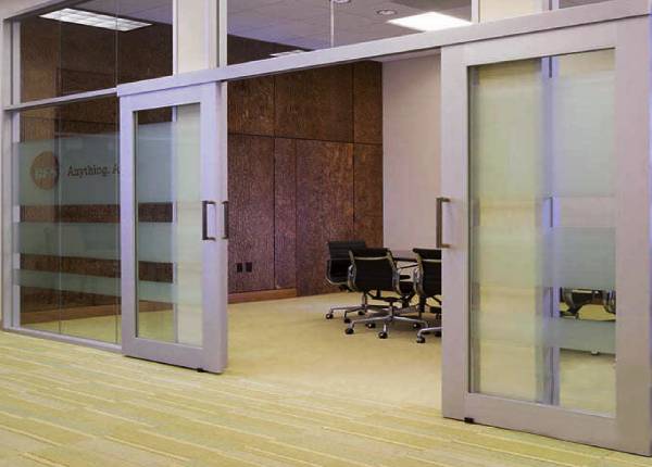 Параллельно-раздвижные двери в офис в Лобне