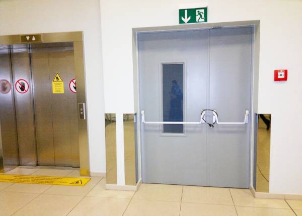 Противопожарная дверь в торговом центре в Лобне