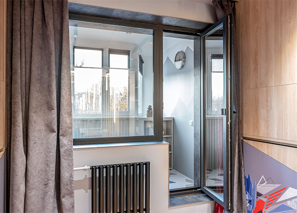 Пластиковая балконная дверь в черном цвете в Лобне