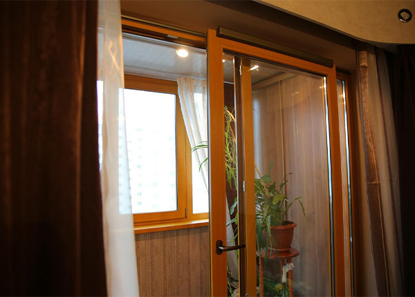 Пластиковая раздвижная дверь на балкон в Лобне