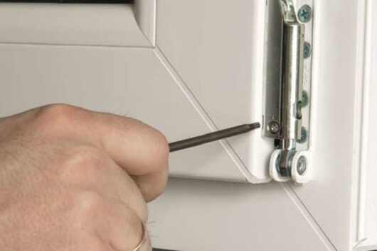 Регулировка петель пластиковых окон в Лобне