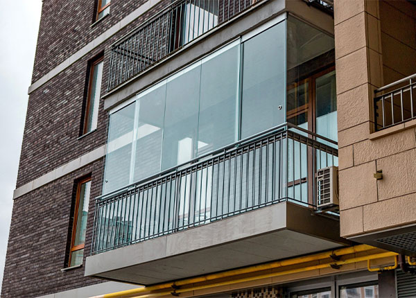 Французское безрамное остекление балкона в Лобне