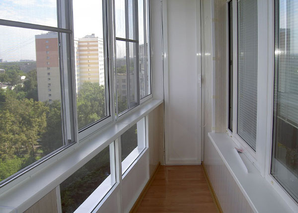 Холодное остекление балкона ПВХ-профилем в Лобне