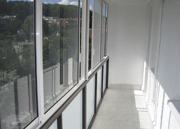 Французское остекление лоджии алюминиевым профилем в Лобне