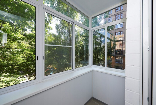 Холодное алюминиевое остекление балкона раздвижными окнами в Лобне