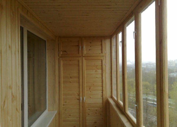 Остекление балкона деревянным профилем в Лобне