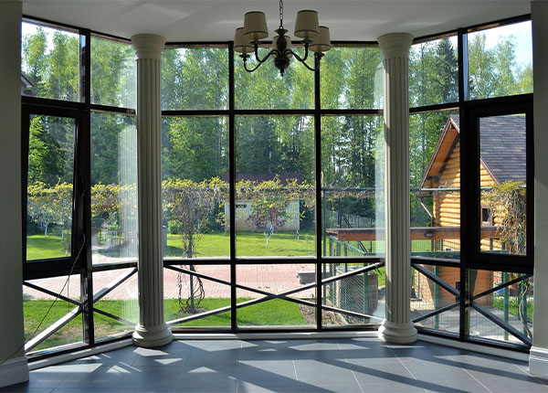 Остекление эркерными окнами дачи в Лобне