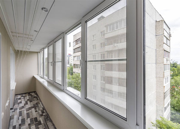 Теплое остекление лоджии пластиковыми окнами в Лобне