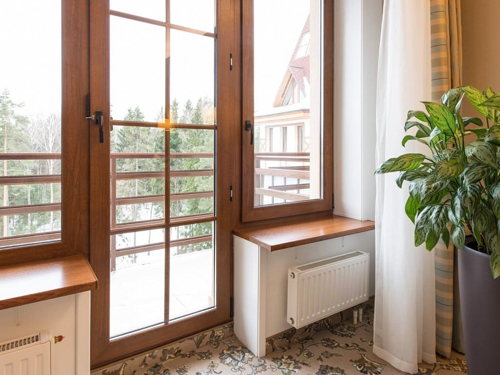 Установка балконного блока с ламинацией под дерево в Лобне