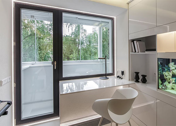 Установка балконного блока черного цвета в Лобне