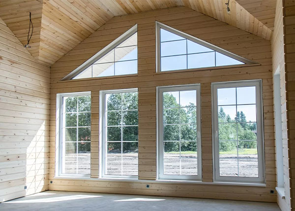 Установка нестандартных окон в загородном доме в Лобне